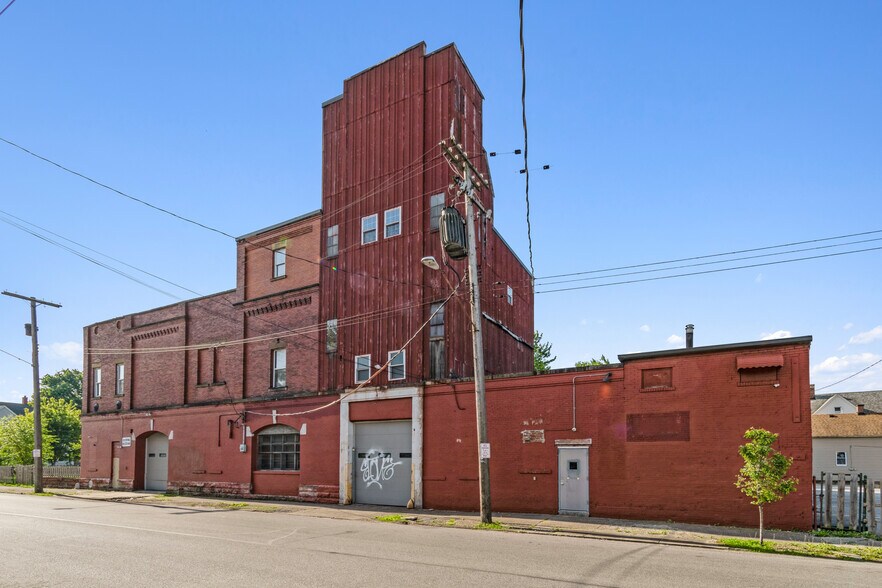 More Photos Of 3135 Sackett Ave, Cleveland Manufacturing For Sale