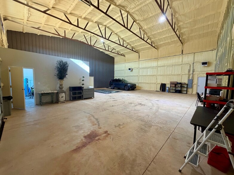 More Photos Of 11401 Black Sand Dr, Edmond Warehouse For Lease