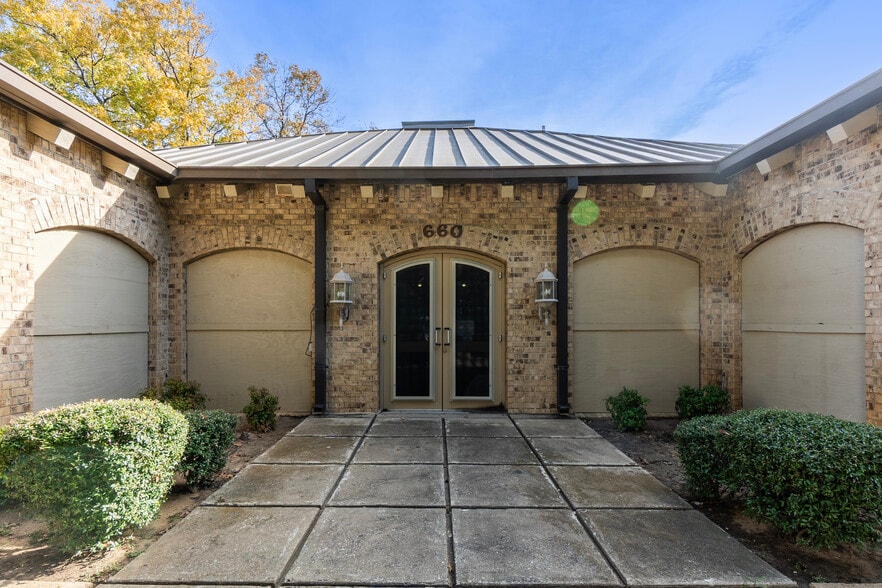 More Photos Of 660 S Zang Blvd, Dallas Office For Lease