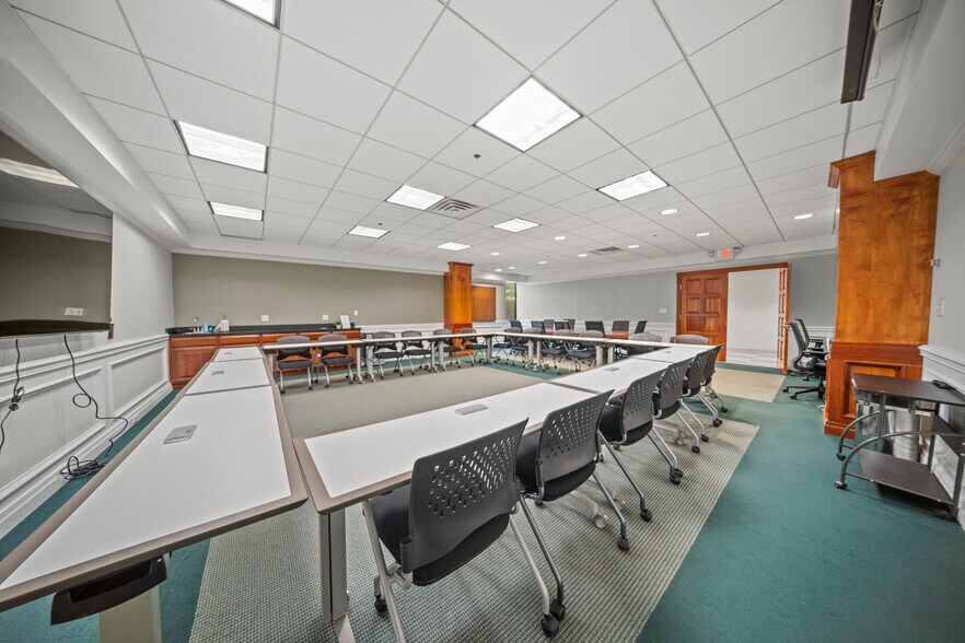 More Photos Of 4807 Rockside Rd, Independence Coworking Space