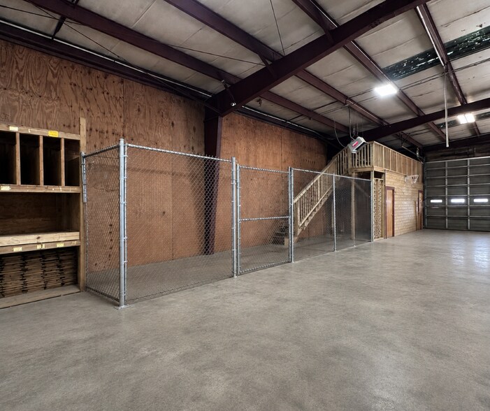 More Photos Of 207-217 Edison Ave, Benton Industrial For Sale