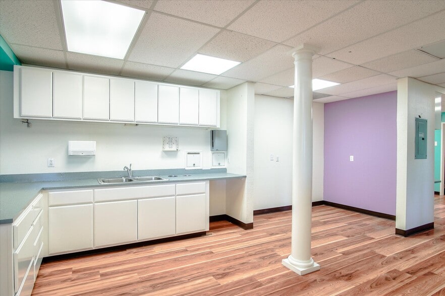 More Photos Of 890 Sunset Dr, Hollister Medical For Lease