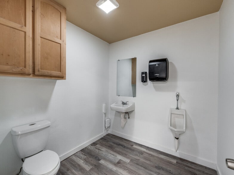 More Photos Of 112 Commercial Pl, Schertz Warehouse For Lease