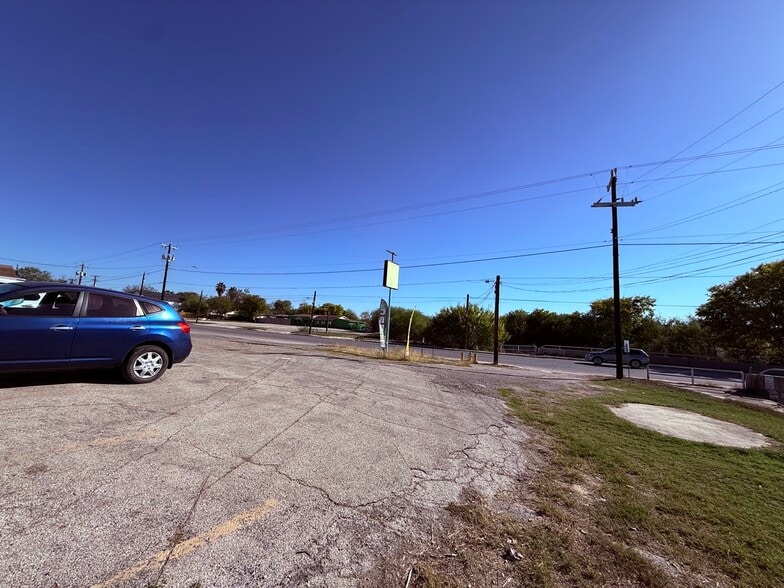 More Photos Of 1447 W Hutchins Pl, San Antonio Storefront For Sale