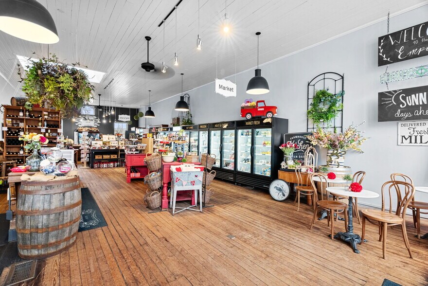 More Photos Of 5595 Walnut St, Augusta Storefront For Sale