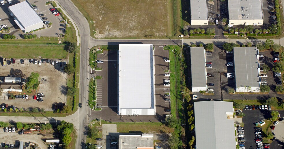 More Photos Of 17081 Cam Ct, Fort Myers Light Distribution For Lease
