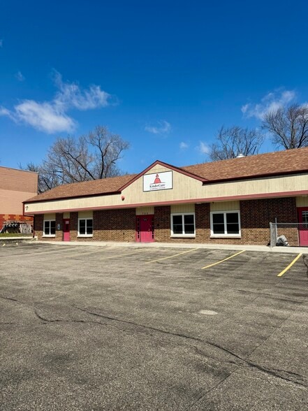 More Photos Of 700 W Rollins Rd, Round Lake Beach Daycare Center For Lease