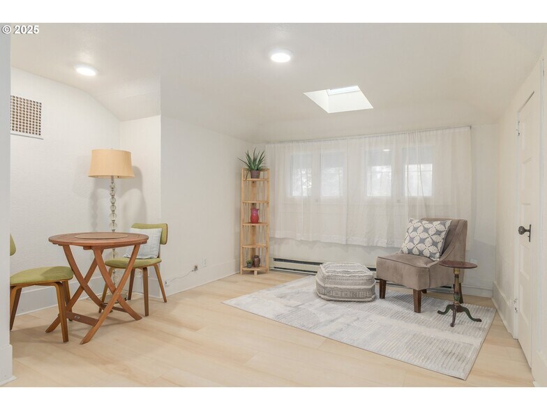 More Photos Of 1492 Pearl St, Eugene Office Residential For Sale