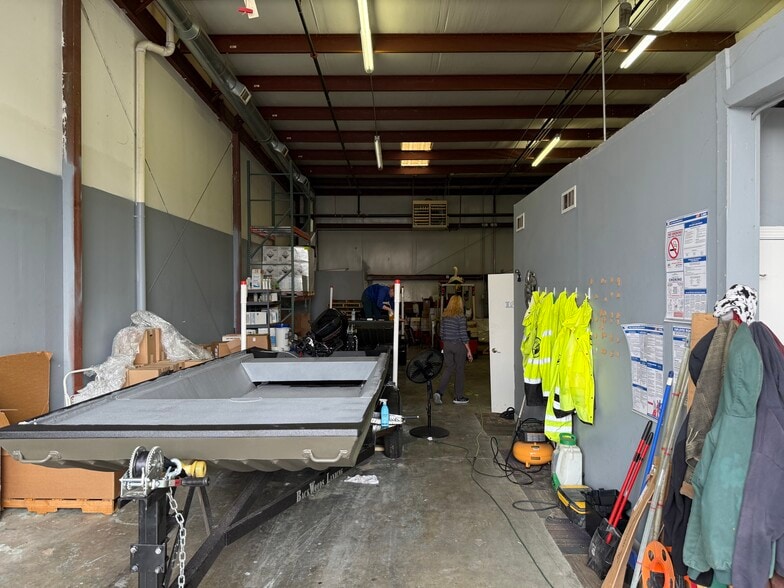 More Photos Of 181 Commercial Dr, Yorkville Warehouse For Lease