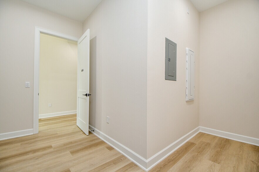 More Photos Of 1325 Main St, Katy Office For Lease