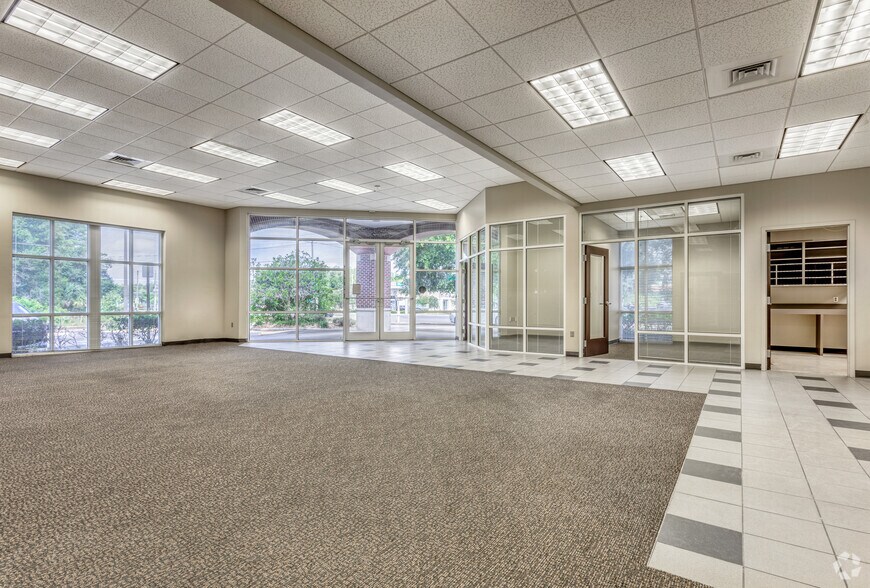 More Photos Of 5252 Ehrlich Rd, Tampa Bank For Lease