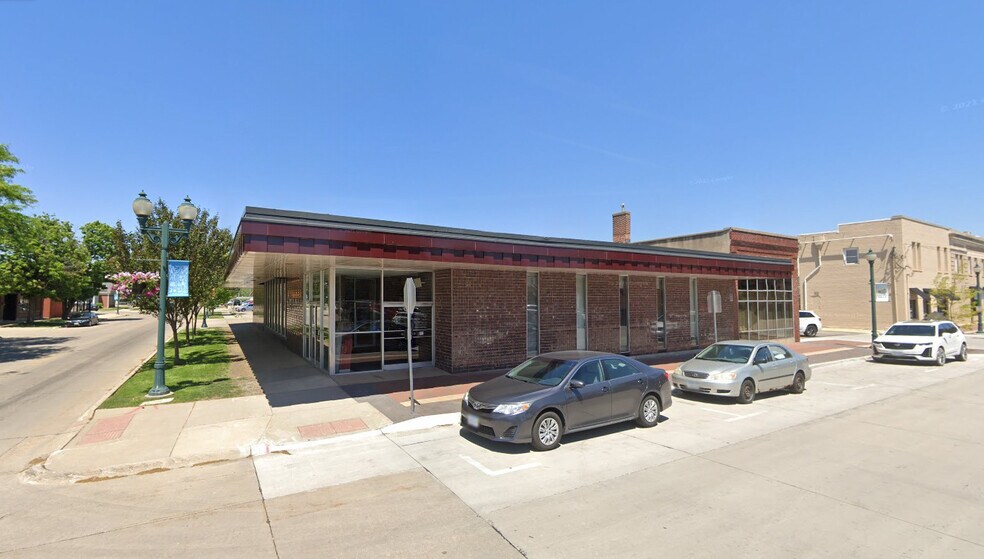 Primary Photo Of 222 Washington St, Cedar Falls Bank For Sale