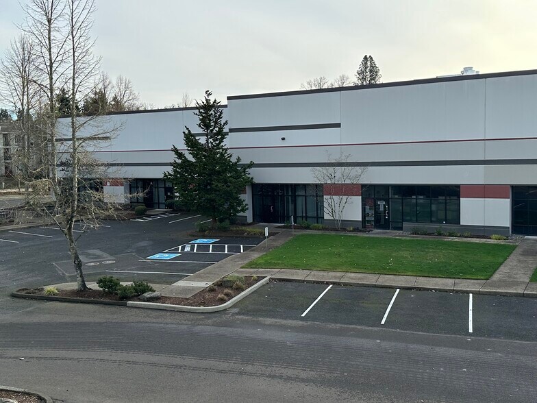 More Photos Of 25999 SW Canyon Creek Rd, Wilsonville Warehouse For Lease