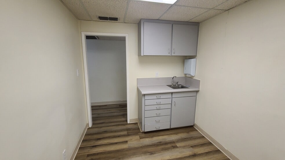 More Photos Of 215 China Grade Loop, Bakersfield Medical For Sale