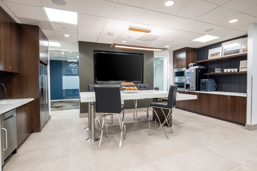 More Photos Of 600 W Broadway, San Diego Coworking Space