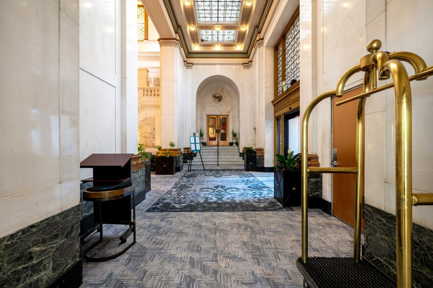 More Photos Of 2 N Charles St, Baltimore Hotel For Lease