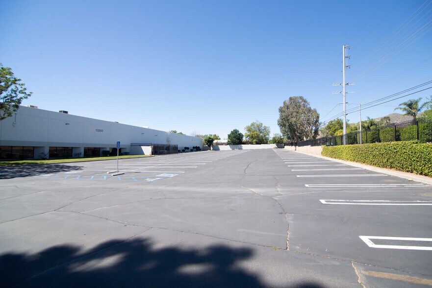 More Photos Of 13207 Bradley Ave, Sylmar Distribution For Lease