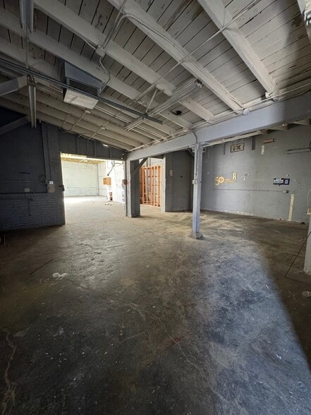 More Photos Of 6121 S Western Ave, Los Angeles Distribution For Lease