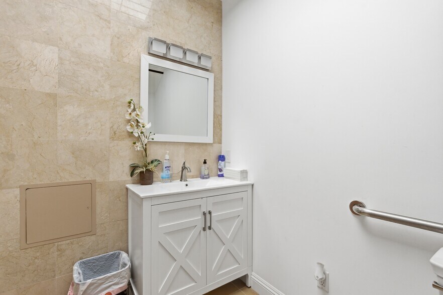 More Photos Of 5401 W Alvern Cir, Los Angeles Office Residential For Lease