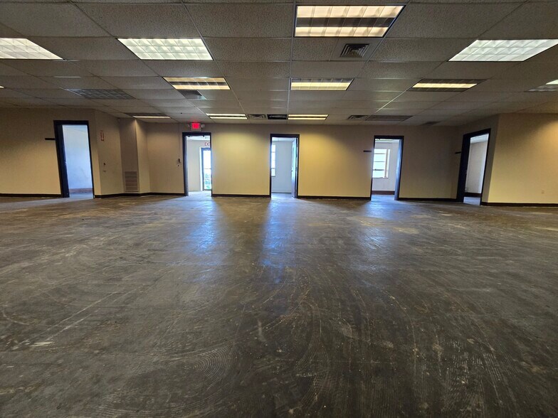 More Photos Of 557 E Tallmadge Ave, Akron Warehouse For Lease