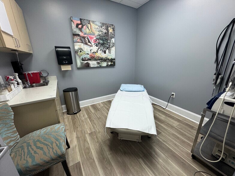 More Photos Of 2540 Arrowood Rd, Charlotte Office For Sale