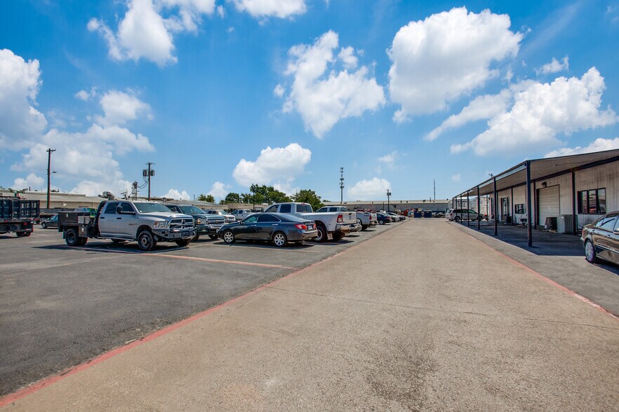 More Photos Of 1824 N 1st St, Garland Warehouse For Lease