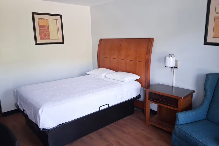 More Photos Of 1035 Fortner Rd, Metter Hotel For Sale