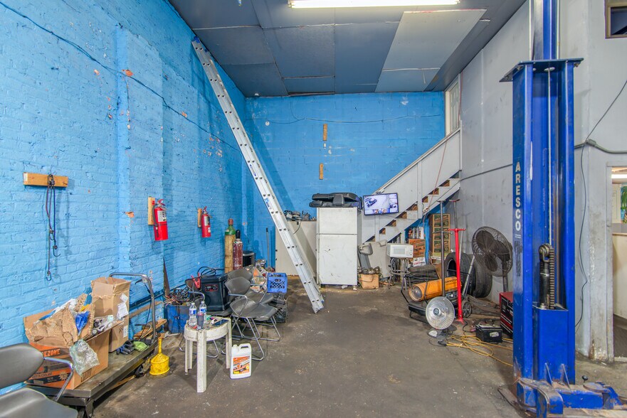 More Photos Of 5788 Van Dyke St, Detroit Auto Repair For Sale