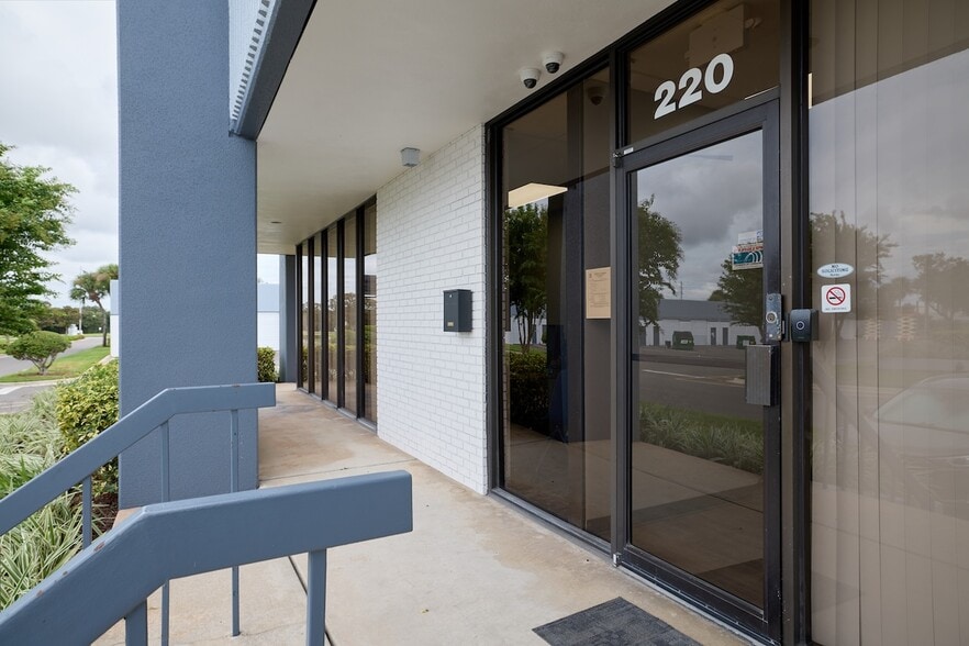 More Photos Of 1255 La Quinta Dr, Orlando Warehouse For Lease