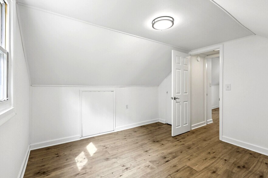 More Photos Of 9955 Belair Rd, Kingsville Flex For Lease