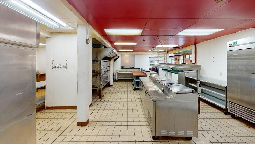 More Photos Of 912 1/2 S Main St, Monticello Storefront For Lease