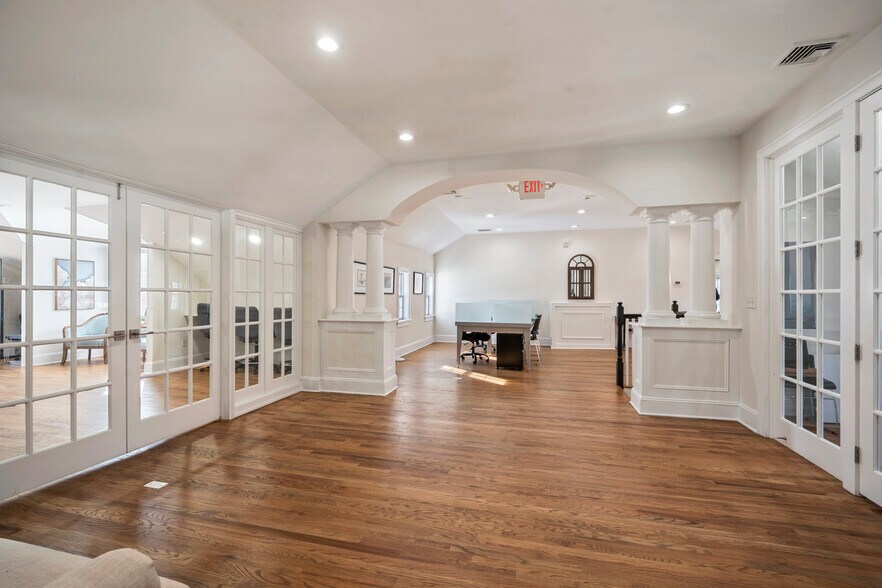 More Photos Of 113 tindall Rd, Middletown Office For Sale