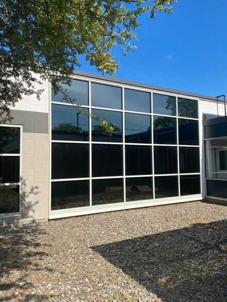 More Photos Of 487-501 Jefferson Blvd, Warwick Showroom For Lease