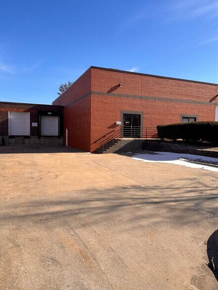 More Photos Of 1537 Vermont St, Des Moines Light Distribution For Lease