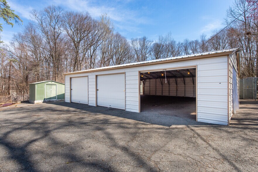 More Photos Of 8 Stonehedge Ln, Byram Township Veterinarian Kennel For Sale