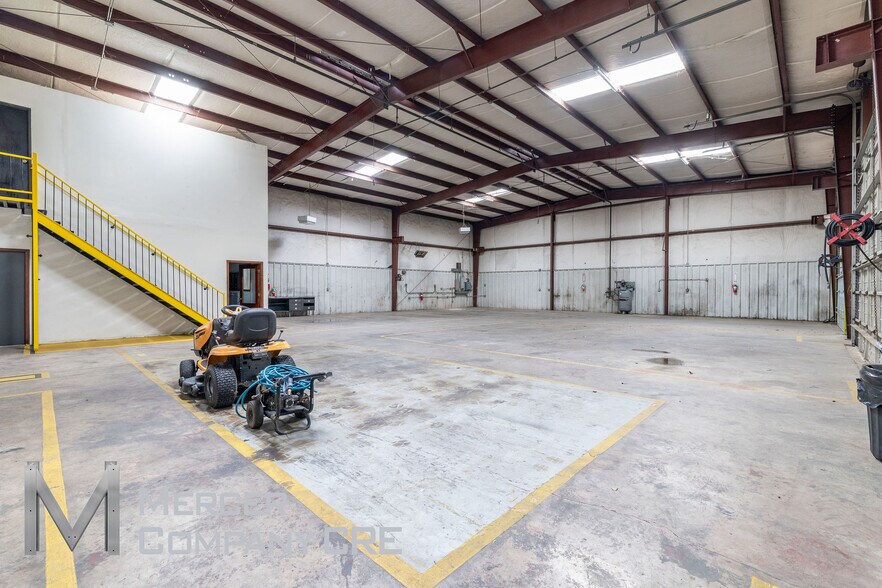 More Photos Of 813 SE 84th St, Oklahoma City Manufacturing For Sale