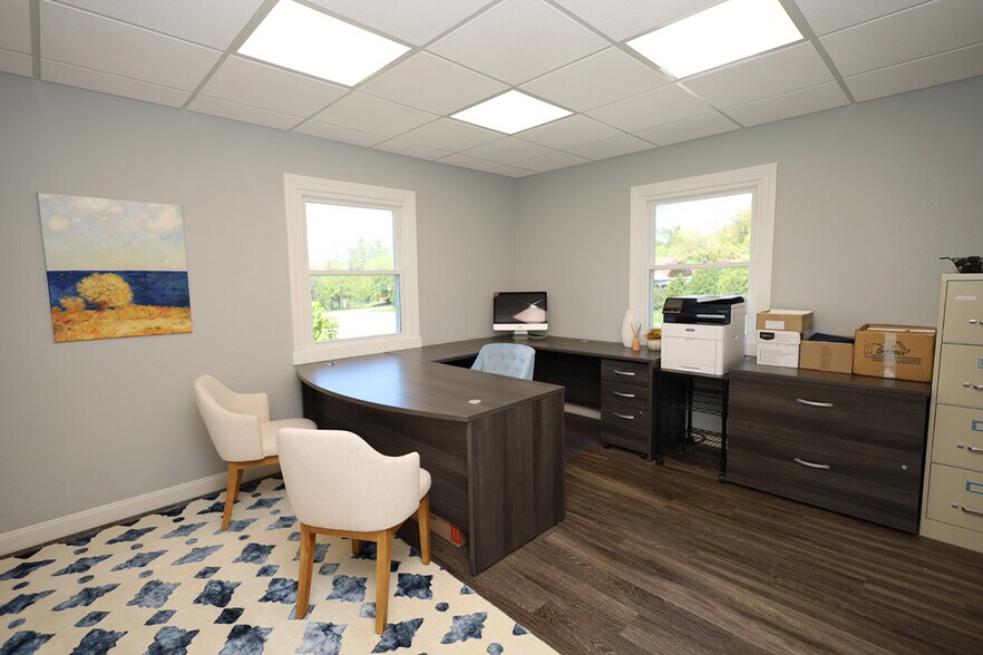 More Photos Of 235 W Franklin St, Centerville Storefront Retail Office For Lease