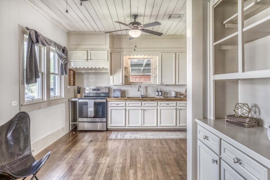 More Photos Of 404 W Main St, Bellville Office Residential For Sale