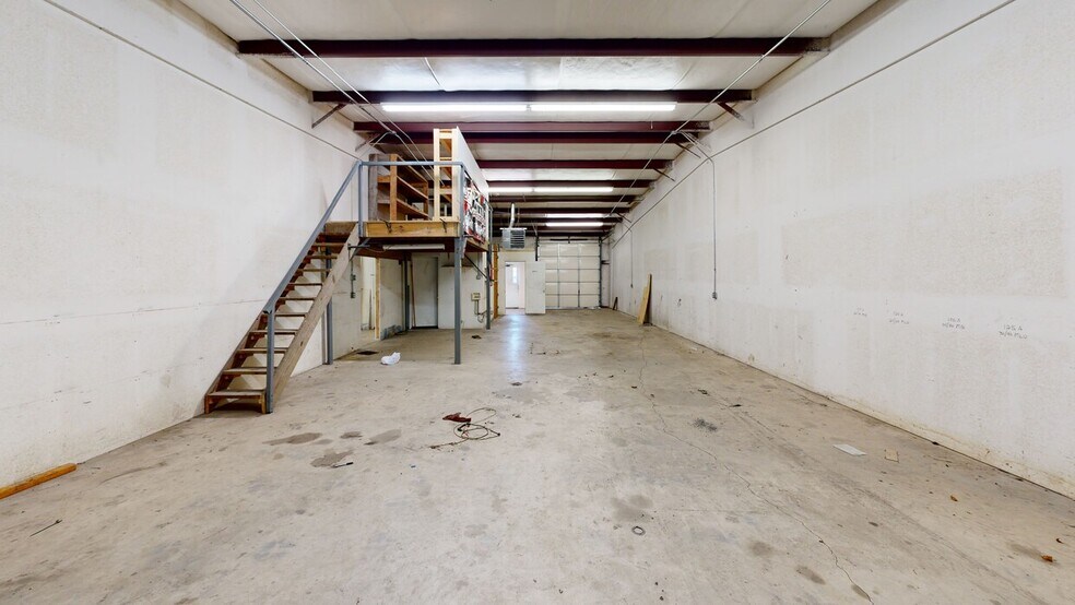 More Photos Of 1710-1716 W Acorn Dr, Rogers Warehouse For Lease