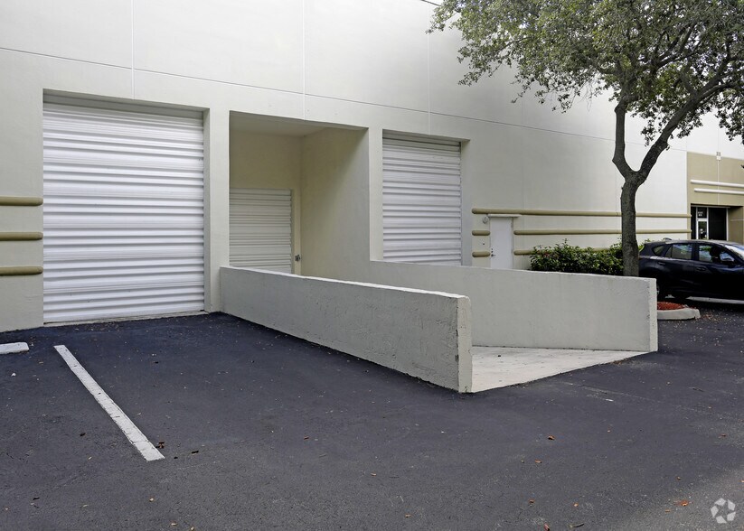 More Photos Of 3401 N 29th Ave, Hollywood Warehouse For Lease