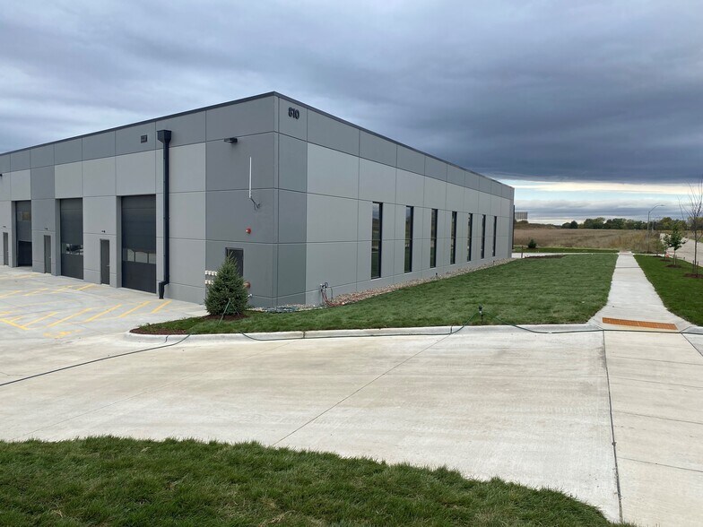 More Photos Of 810 Interstate Pky, Waukee Warehouse For Lease
