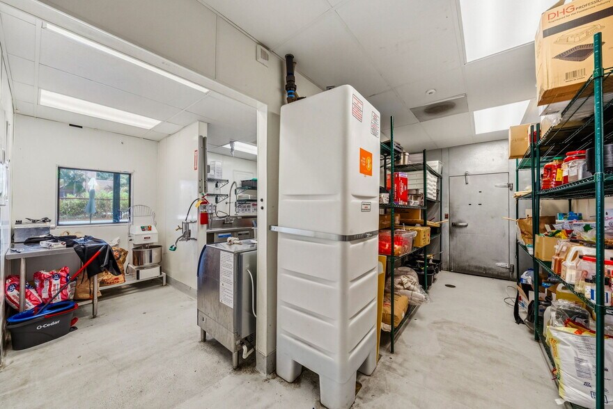 More Photos Of 465 N Fairfax Ave, Los Angeles Fast Food For Lease