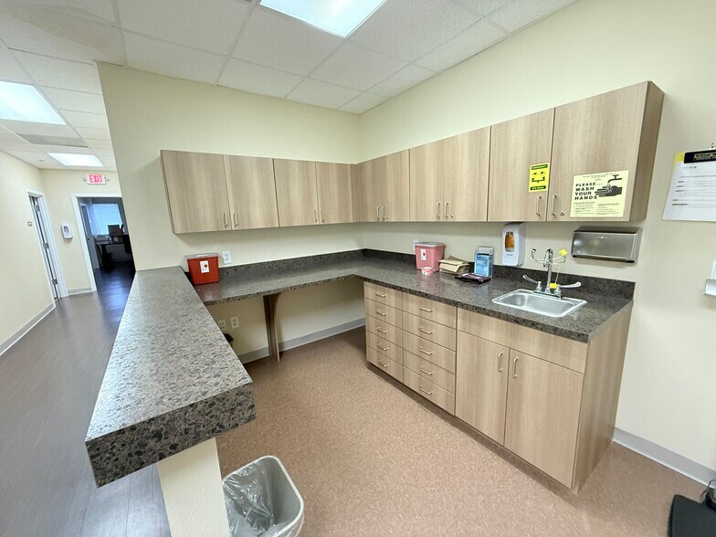 More Photos Of 110 Pond Ct, DeBary Medical For Lease