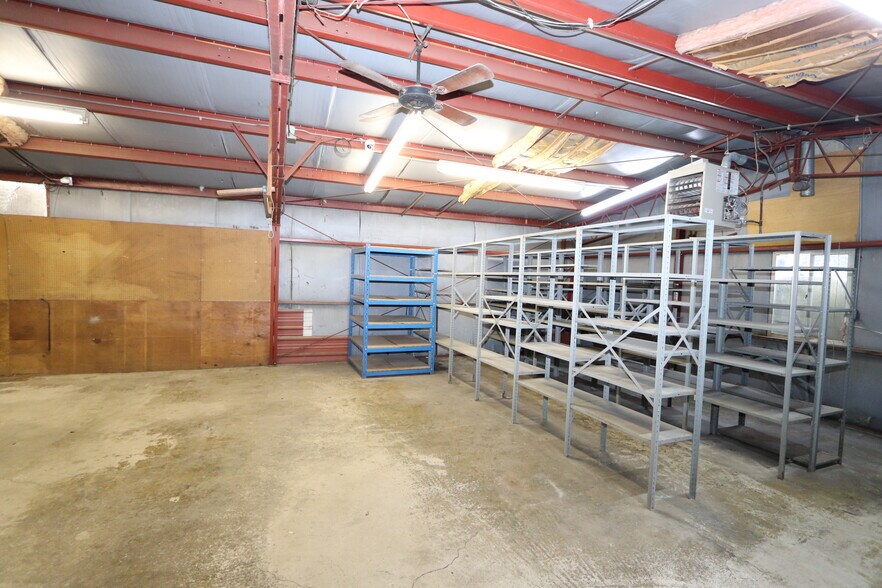 More Photos Of 536 1/2 Oak St. St, Morris Flex For Lease