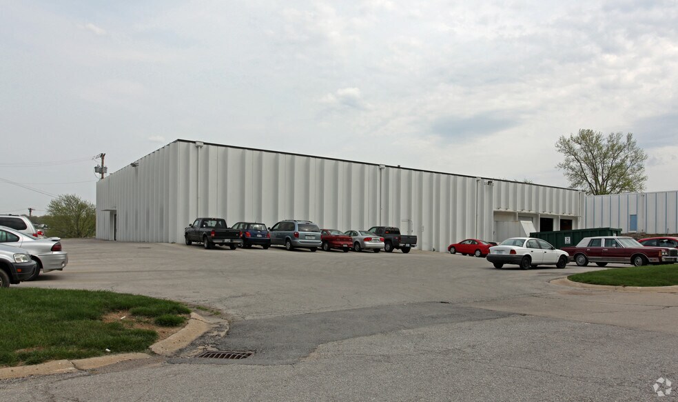 More Photos Of 9301 W 53rd St, Merriam Warehouse For Lease
