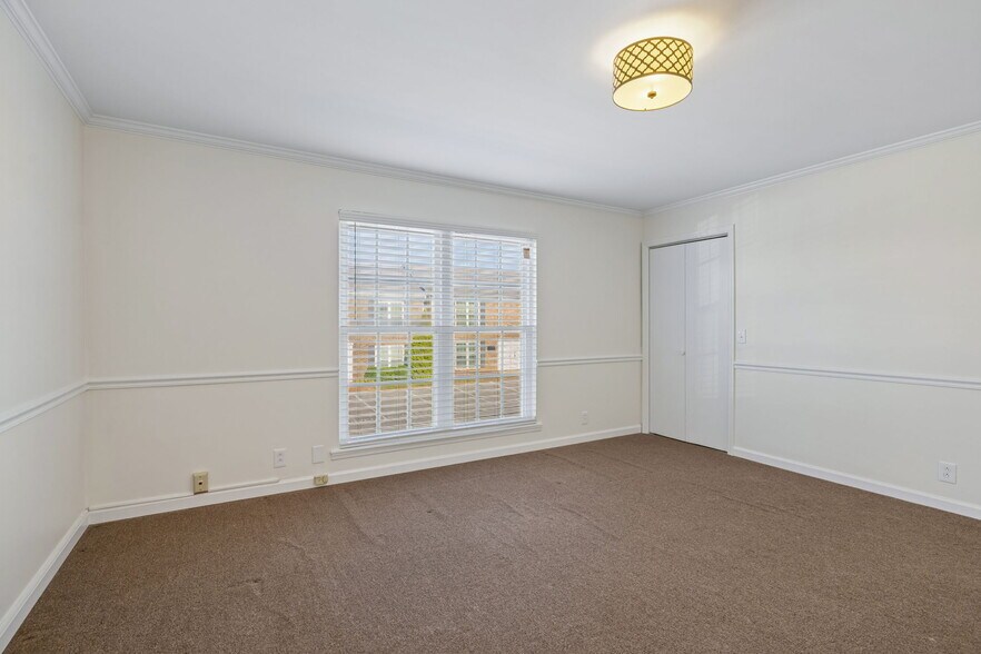 More Photos Of 109 Holiday Ct, Franklin Office For Sale