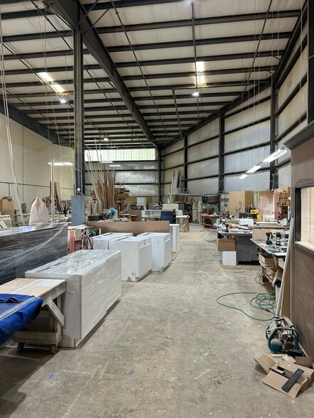 More Photos Of 44819 Acacia Ln, Sterling Warehouse For Lease
