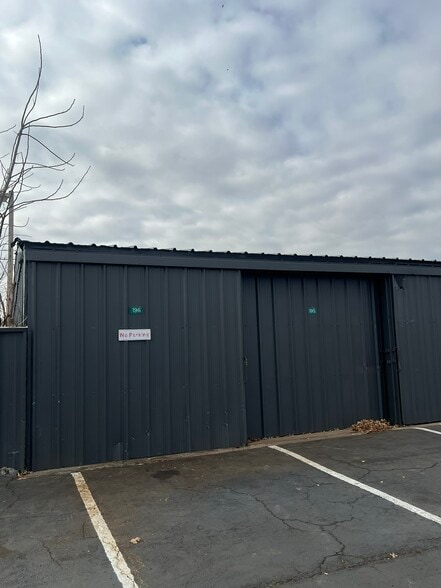 More Photos Of 2924 W Division St, Arlington Unknown For Lease