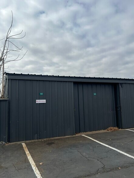 More Photos Of 2924 W Division St, Arlington Unknown For Lease