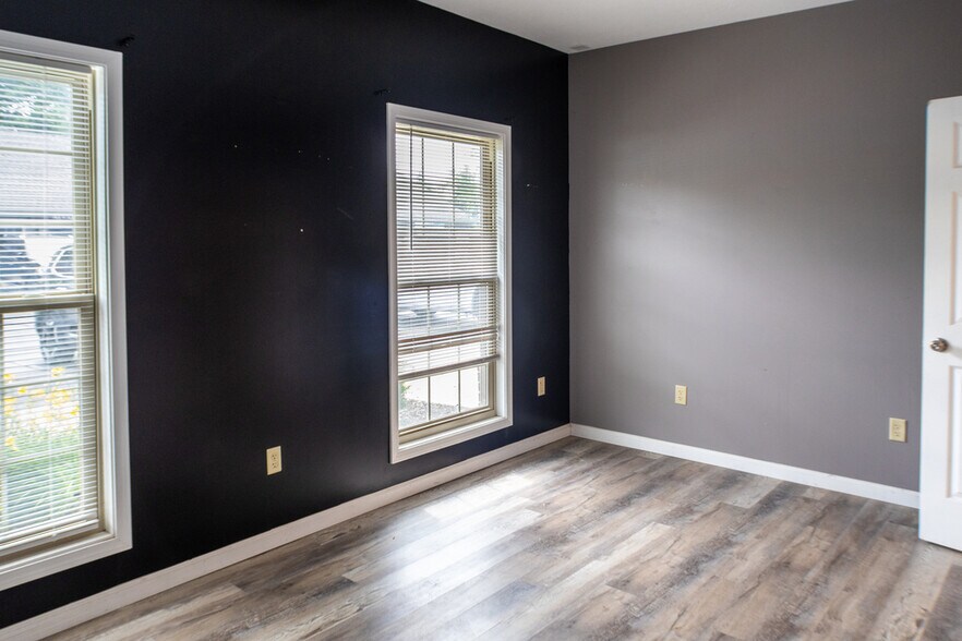 More Photos Of 2504 Veterans Memorial Pky S, Lafayette Office For Sale